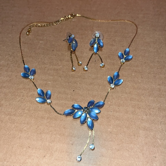 Vintage Girl Props Gold-tone Gorgeous Blue Crystal Floral Necklace Earrings Set - Picture 4 of 9